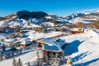 Couples retreat with private hot tub, endless views, and hiking trails above you