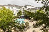 DoubleTree by Hilton Raleigh - Durham Airport at Research Triangle Park - Kolam Renang