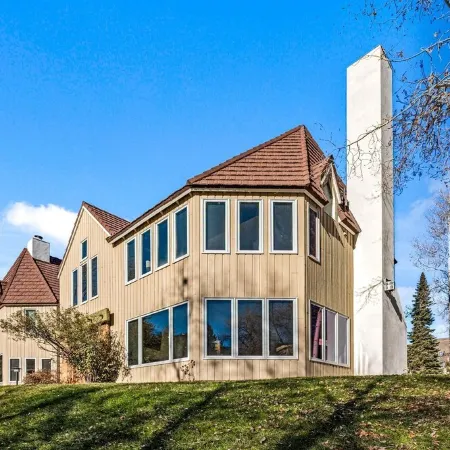 Private Riverfront Home with Hot-Tub, Fireplace. Great Access to Vail & Beaver