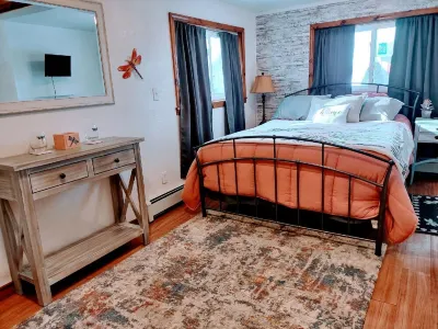 4 bedroom home, View and Access to Lake Tawas. Kayaks. Sleeps 9. King Bed.