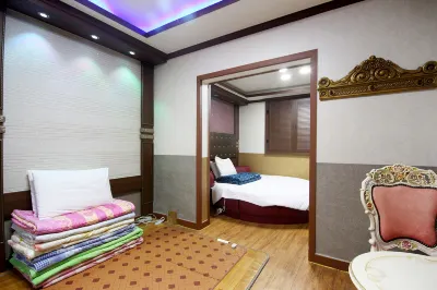 Gunsan Tootoo Hotel dekat Sinheung-dong Japanese House (Hirotsu House)