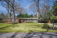 Spacious 3-bed/3-bath home close to Bruce's Field! - Kitchens