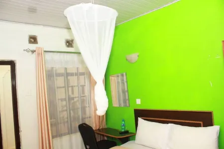 Dover Hotel Bondo Отели в г. Бондо