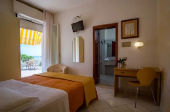 Hotel Villa dei Fiori - Sul Mare Con Piscina