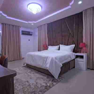 House 12 Studios & Suites Rooms