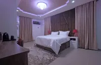 House 12 Studios & Suites - 3-Star