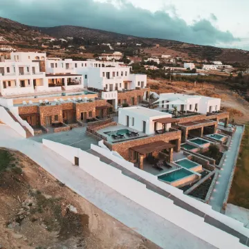 Kouros Blanc Resort & Suites
