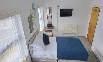 Private Room in Town Centre Free Parking WI FI and Patio with AA Stay Ltd