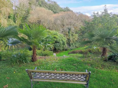 Le Jardin Saint Germain Lodges and Events Отели в г. Пон-л'Аббе