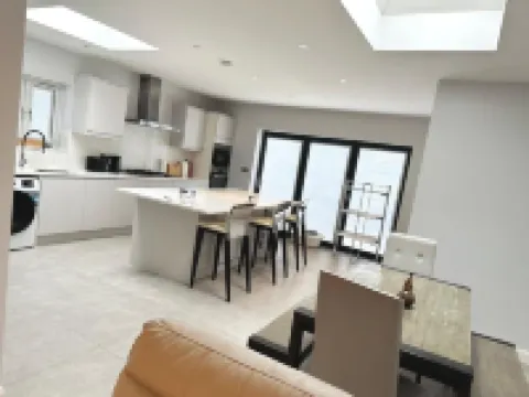 4 Bed House-Garden-Parking-15 Min Elizabeth Line Hotels in Dagenham