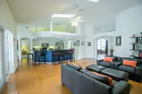Spacious Modern Pool Home, Family & Golf Trips - 4727 4 Bedroom Home by RedAwning