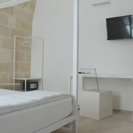 Lamia Room Rentals