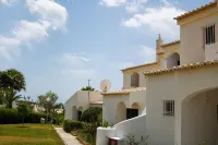Turiquintas Hotels near Albandeira Beach