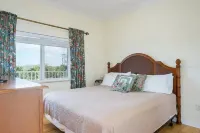 Bayview Balcony Condo, Hot tub & pool & Rum Bar! Hotels in Seminole