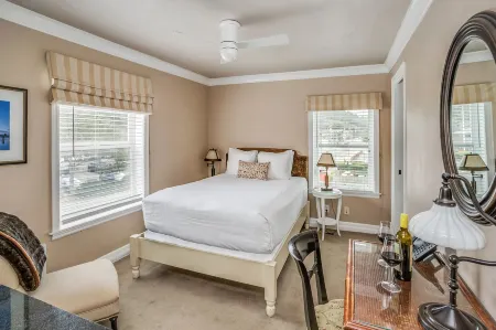 Cannon Beach Hotel Collection Отели рядом с достопримечательностью «Толована Бич Стейт Рекреэйшен Сайт»