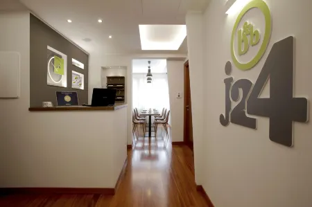 J24 B&B Отели рядом с достопримечательностью «Квадратный Колизей»