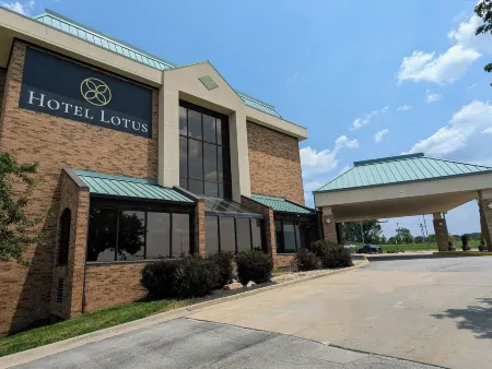 Hotel Lotus Kansas City Stadium Отели в г. Шугар Крик