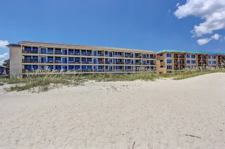 Coral Sands 102 2 Br Condo by RedAwning Отели рядом с достопримечательностью «Amelia Island Lighthouse»