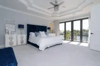 5 Bedroom Luxe Villa on Deep Water Intracoastal