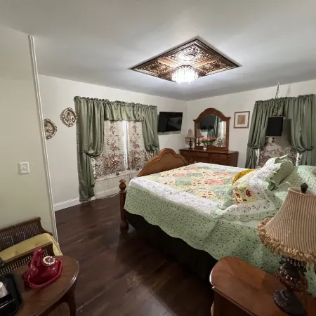 Holland Farmhouse Inn B&B