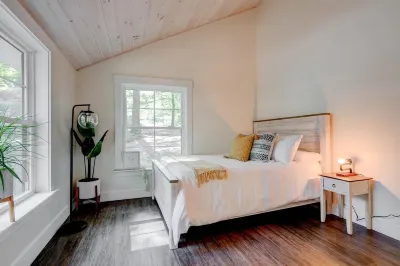 Saco River Farmhouse, Riverfront Getaway in Conway! 10 Mins to Downtown! Hotels near Cranmore Mountain Resort