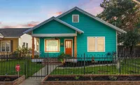 Neon Moon ...Spacious 5-bedroom house steps from Campus and Downtown Lafayette