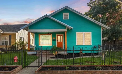 Neon Moon ...Spacious 5-bedroom house steps from Campus and Downtown Lafayette