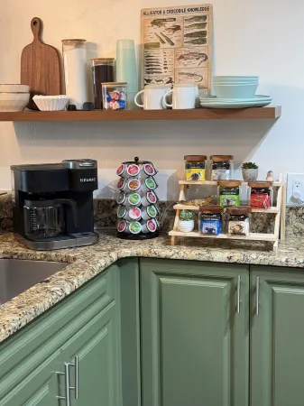 Everglades Gator at Rolands King Beds cozy clean stay Отели в г. Кльюистон