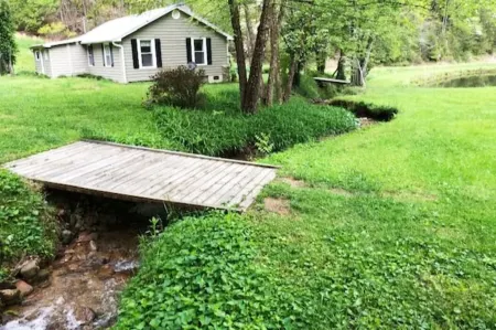 Pond, creeks, paddleboat  and 10 minutes to parkway