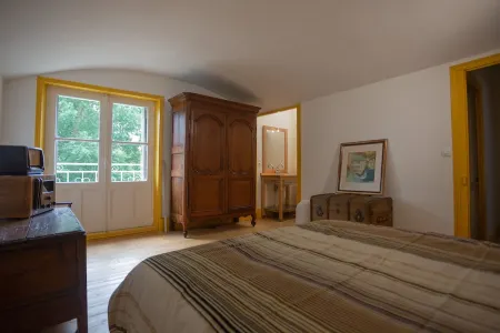 Family home in a wooded park with swimming pool near Futuroscope