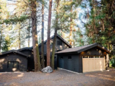 Ponderosa Park Lake House -- Private dock and beach! Hotels in McCall
