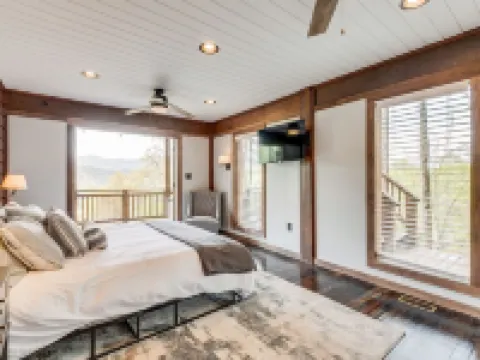 Lake Life Mountain & Lake Views, Hot Tub, & Dock 約翰遜縣酒店