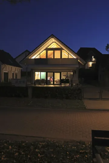 Beach house on the lake, outdoor whirlpool and sauna for private use, 30m to the lake