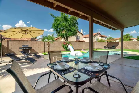 Inviting Outdoor Pool and Open Living Area - Charming Oasis Отели в г. Авондейл