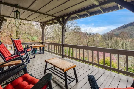 Charming Log Cabin with Mountain Views - Cozy Rustic Retreat Отели рядом с достопримечательностью «Блу-Ридж-Паркуэй»