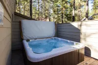 Hot Tub and Wood Fireplace - Charming Retreat in Serene Sunriver