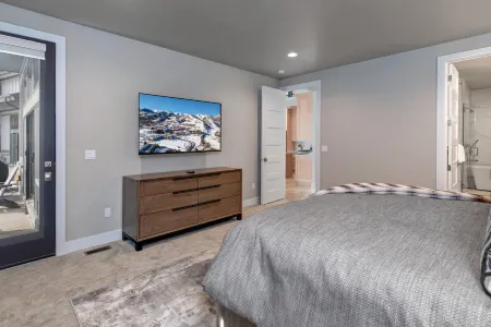 Luxurious Amenities and Private Hot Tub - Stunning Mountain Sanctuary