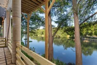 Outdoor Decks and Kayaks - Charming Riverside Retreat 커말 카운티 호텔