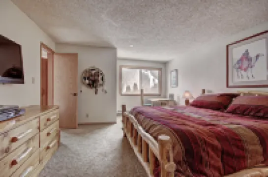 Sweeping Mountain Views and Cozy Living Area - Spacious Alpine Haven