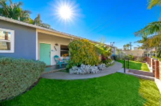 Private Entrance and Back Patio Retreat - Charming Beach Cottage