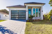 Naples Calming Waves Luxury Home 4/3 Hotels in North Naples