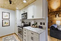 Cozy Cabin with Mountain Views and Fire Pit - Charming Retreat 트윗시 레일로드 주변 호텔