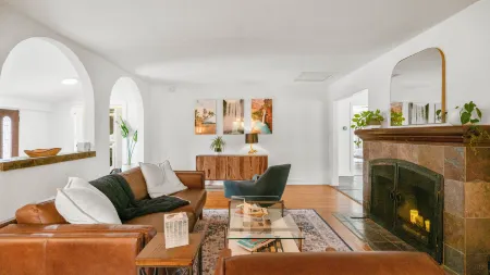 Private Backyard, Hot Tub and Modern Kitchen Amenities - Gorgeous Oasis