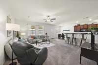 Spacious Chic Getaway - Cozy Fire Pit Relaxation