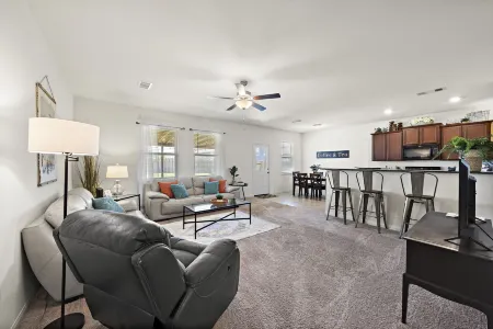 Spacious Chic Getaway - Cozy Fire Pit Relaxation