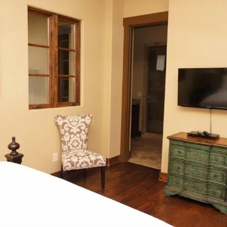 Villa del Sole, a Luxurious Tuscan Inspired Villa in Montaluce, License #4783 Отели в г. Лампкин