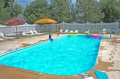 Private Pool and Outdoor Patio Escape - Charming Cozy Retreat Hotels in der Nähe von James Park