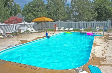 Private Pool and Outdoor Patio Escape - Charming Cozy Retreat Отели рядом с достопримечательностью «Парк Джеймс»