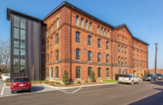 Premium Amenities Retreat - Pool, Gym, Free Parking