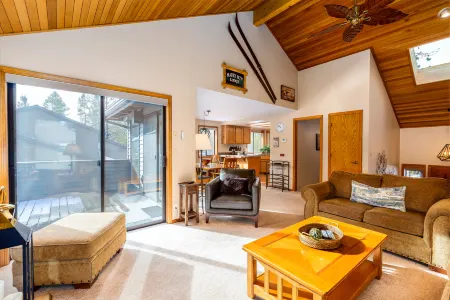 Private Hot Tub and Scenic Trails - Inviting Mountain Retreat